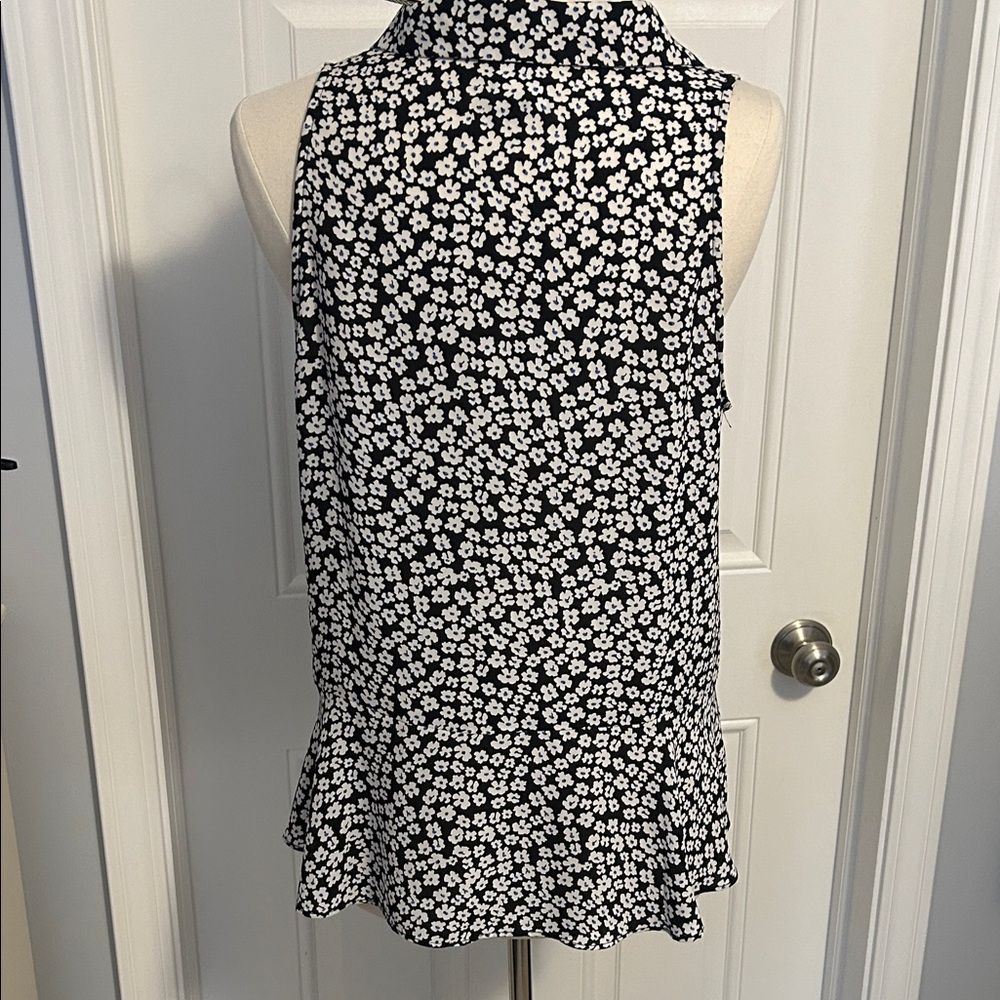 CAbi Black & White Floral Sleeveless Peplum top size large 4 button style #5733